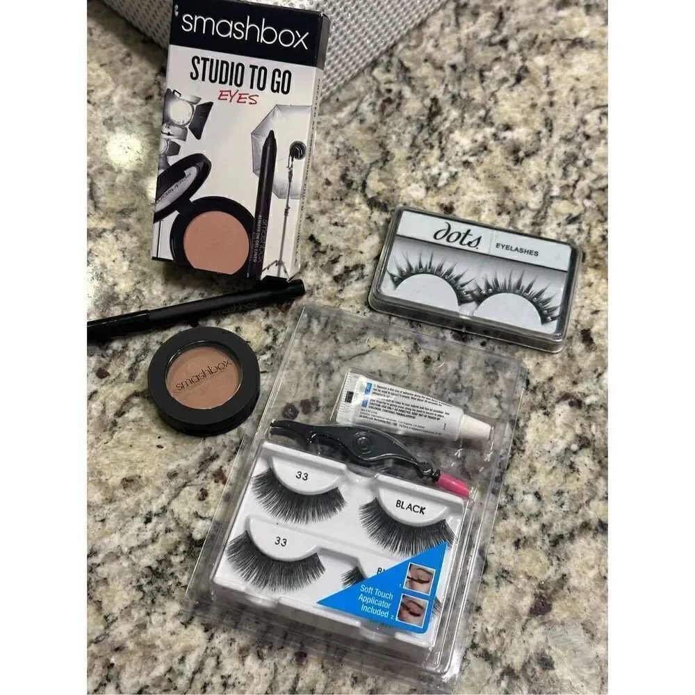 Smash box shadow set with bonus false eyelashes